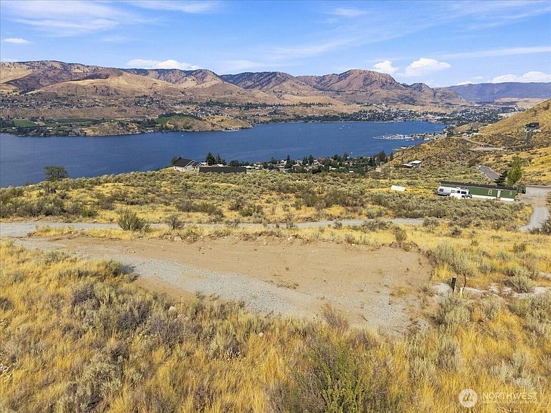 2nd image of 64 Chelan Butte Rd
