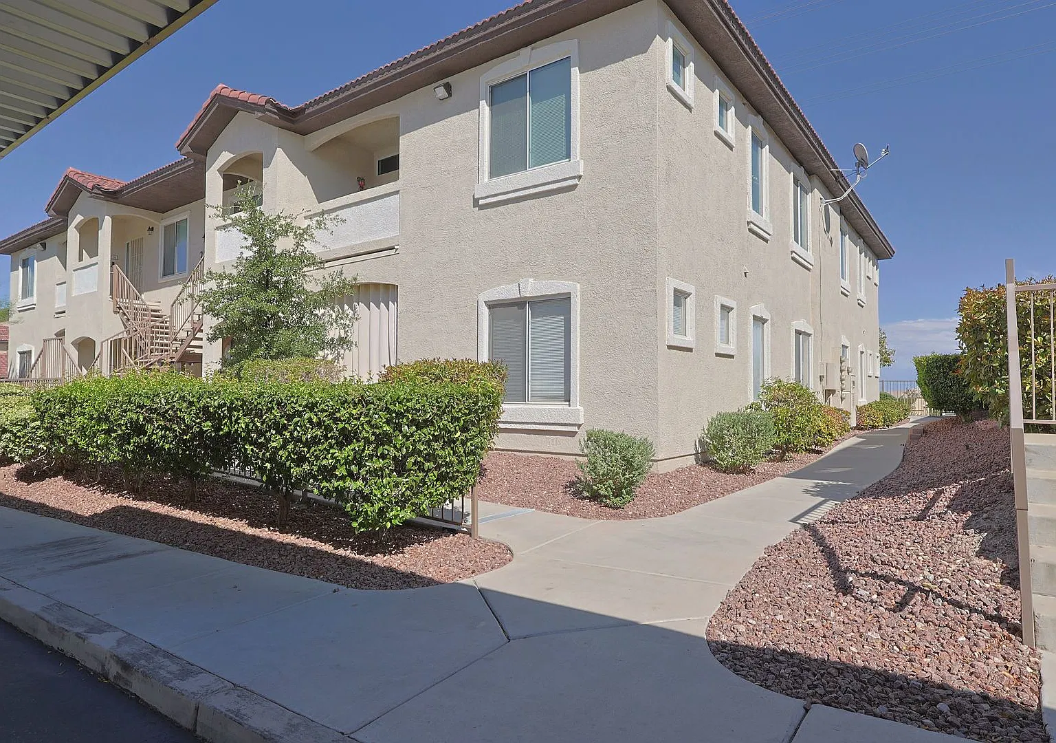 Modern Condo in Gated Community! — Photo 3