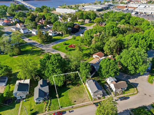 1202 E 4th St, Muscatine, IA 52761
