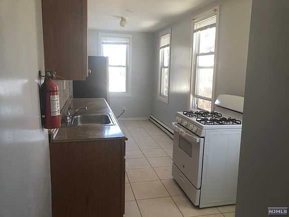 3rd image of 15 William St APT 3