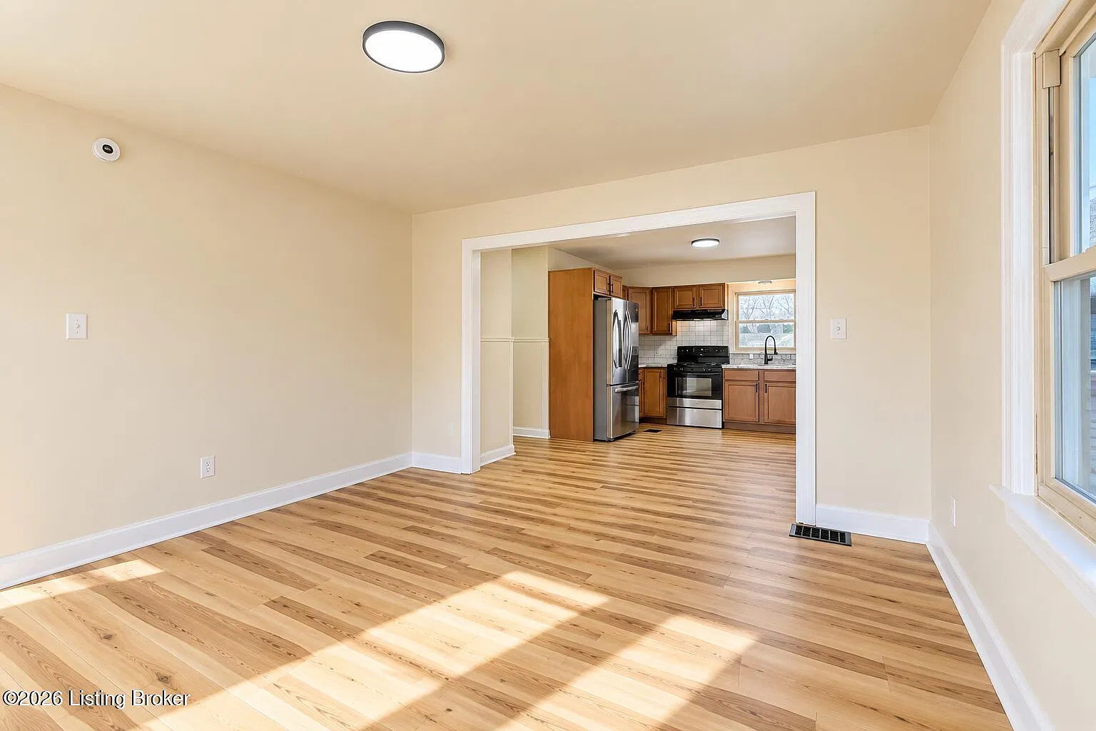4 bed, 2.0 bath, 2520 sqft, $2,100 — Photo 4