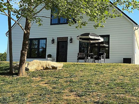 4th image of 974 Oak Hill Rd