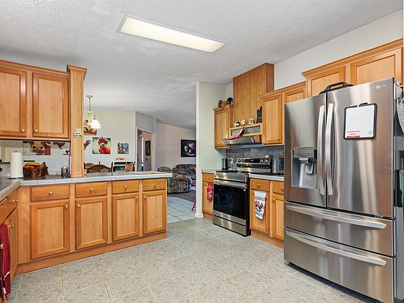 5th image of 704 Rolling Meadows Rd