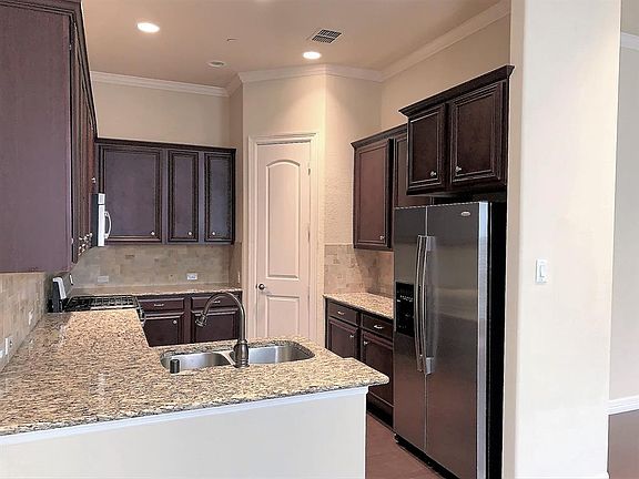 5th image of 824 Lake Vista Pl