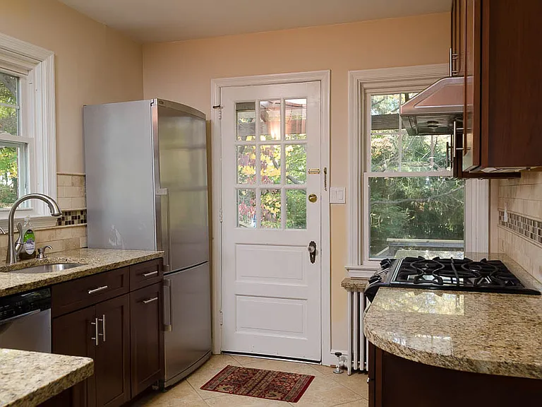 810 Jackson Ave #A — Photo 9