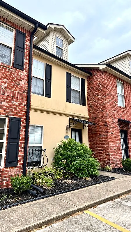 2 bed, 1.5 bath, 1300 sqft, $1,300 — Photo 1