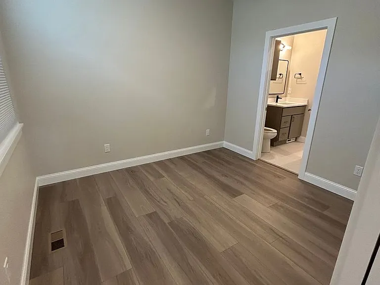 536 E Mulberry St — Photo 37