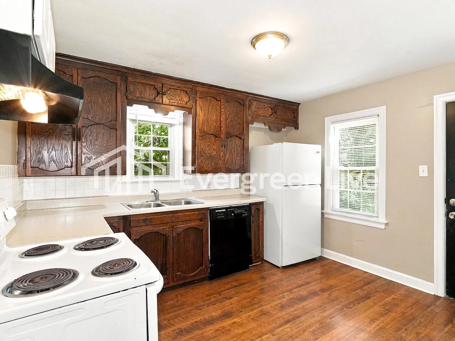 3 bed, 1.0 bath, 1300 sqft, $1,195 — Photo 2