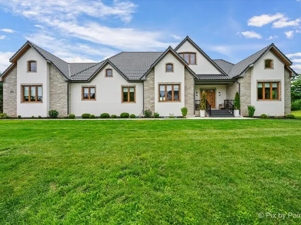 8845 Belfield Rd, Crystal Lake, IL 60014