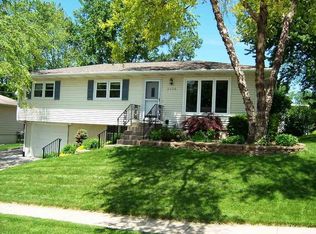 2920 Cambridge Dr, Bettendorf, IA 52722