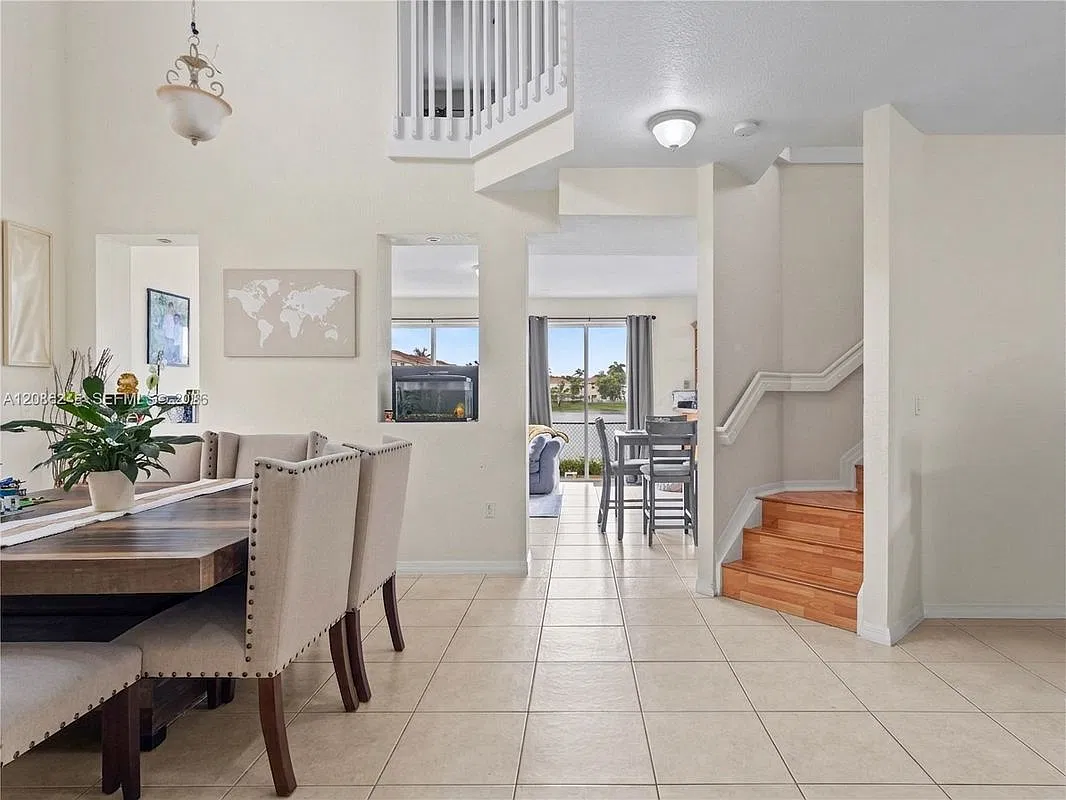 4 bed, 3.5 bath, 2341 sqft, $4,500 — Photo 2