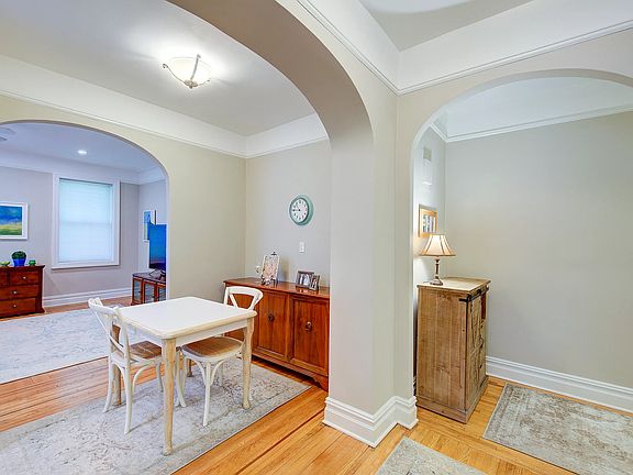 3rd image of 117 Park Ln S #D5l