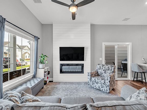 5th image of 415 E Park Pl