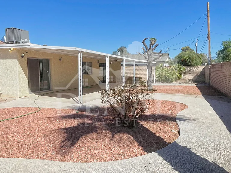 2401 E Meadowbrook Ave — Photo 34