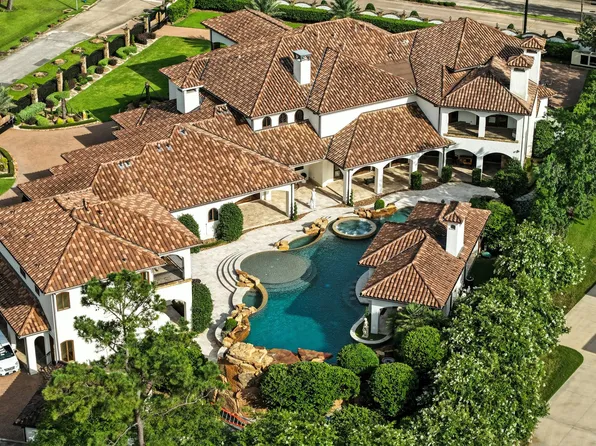 701 W Friar Tuck Ln, Houston, TX 77024