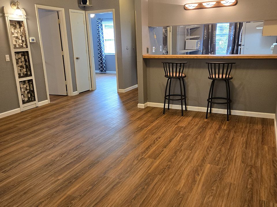 Another view of the livingroom