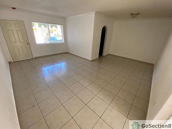3rd image of 940 NE 170th St APT 108