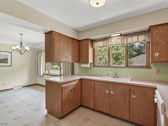3rd image of 4512 Sheraton Dr