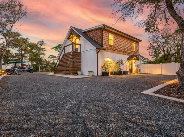 112 SE 23rd St #B, Oak Island, NC 28465