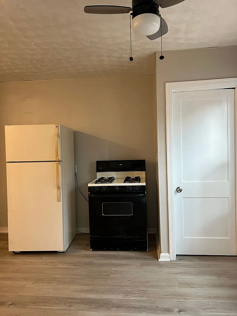 235 N Oakland Ave — Photo 2