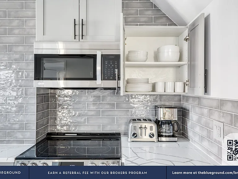 302 W 11th St #1 — Photo 8