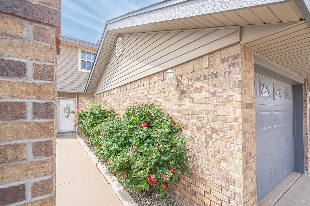 3 bed, 3.0 bath, 1602 sqft, $2,400 — Photo 3