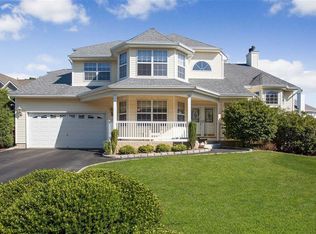 5 Hyacinth Ct, Holtsville, NY 11742