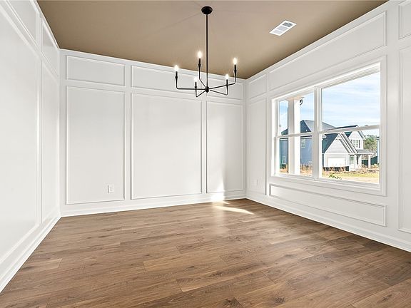 4th image of 774 McDonald Dr