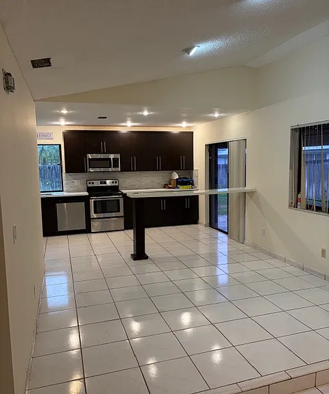 731 SW 95th Way — Photo 6
