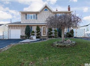 320 17th St, West Babylon, NY 11704