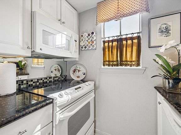 5th image of 2225 Mimosa Dr APT 2