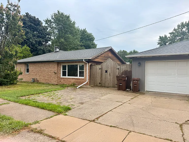 1614 Rebecca Dr — Photo 3