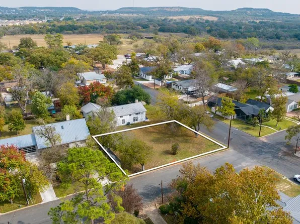 212 E Hackberry St, Fredericksburg, TX 78624