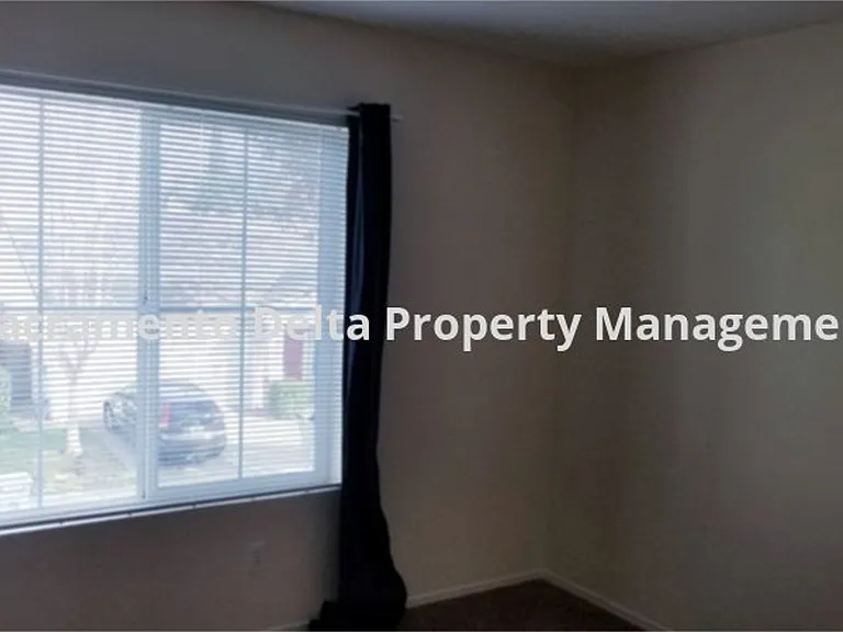 433 Coventry Ct — Photo 19