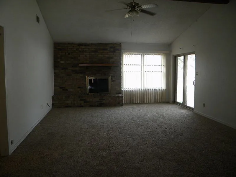 Spacious 3 Bedroom with Office — Photo 4