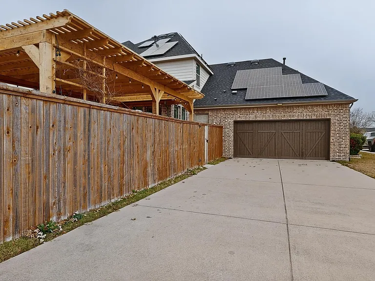 1107 Devonshire Dr S — Photo 36