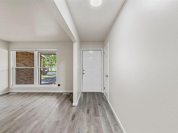 5th image of 6829 Thurston Ave