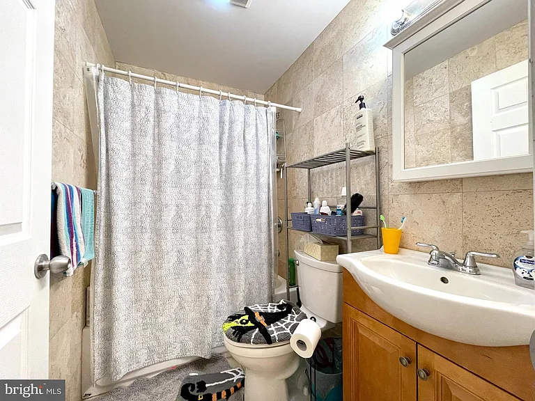 1131 Green St #2 — Photo 17