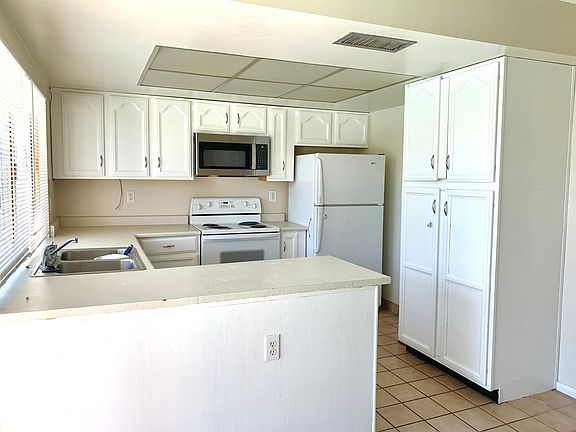 5th image of 715 Carpenter Dr