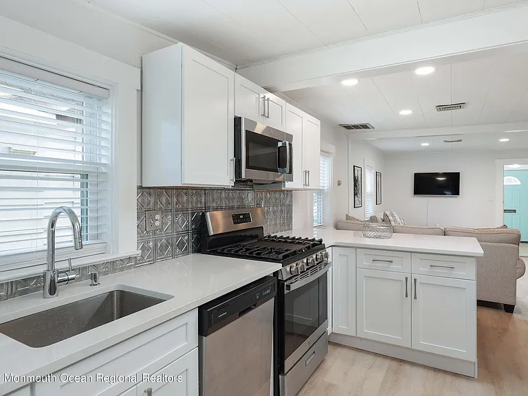 1233 Oakwood Rd — Photo 10