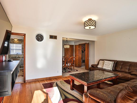 4th image of 9853 Glenmont Dr