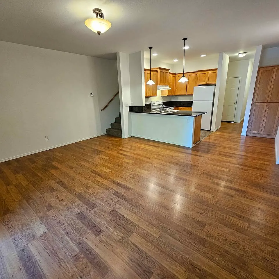 3 bed, 2.5 bath, 1350 sqft, $1,575 — Photo 4