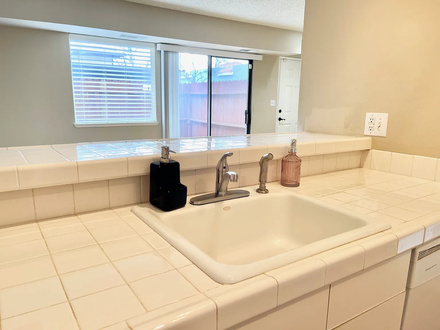 2 bed, 945 sqft, $1,750 — Photo 3