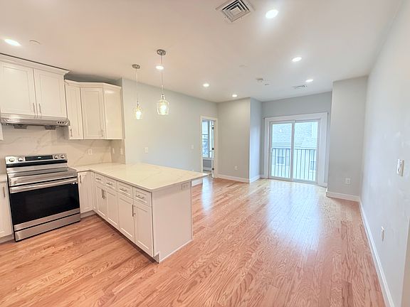 5th image of 222 Arlington St #2A