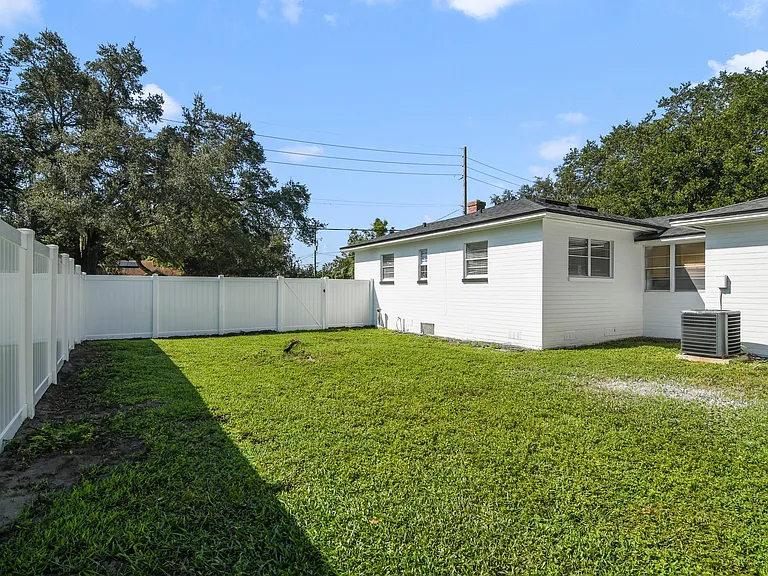 2201 Hand Blvd — Photo 16