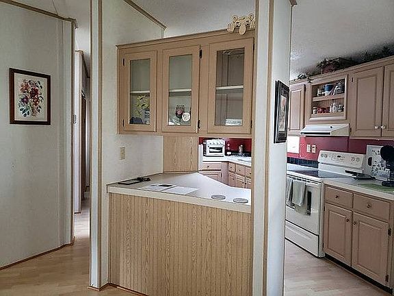 3rd image of 431 Kingslake Dr