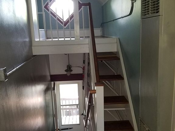 4th image of 900 Woodrow St #A