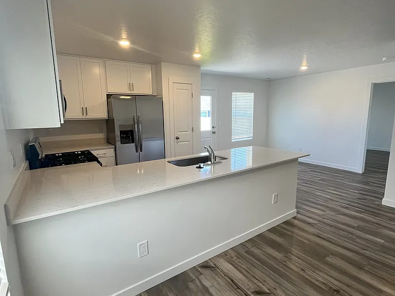 302 Persian Ave — Photo 5