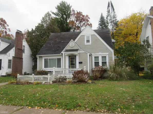 900 Northlawn St NE, Grand Rapids, MI 49505