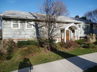 60 Sterling Ct, Huntington, NY 11743